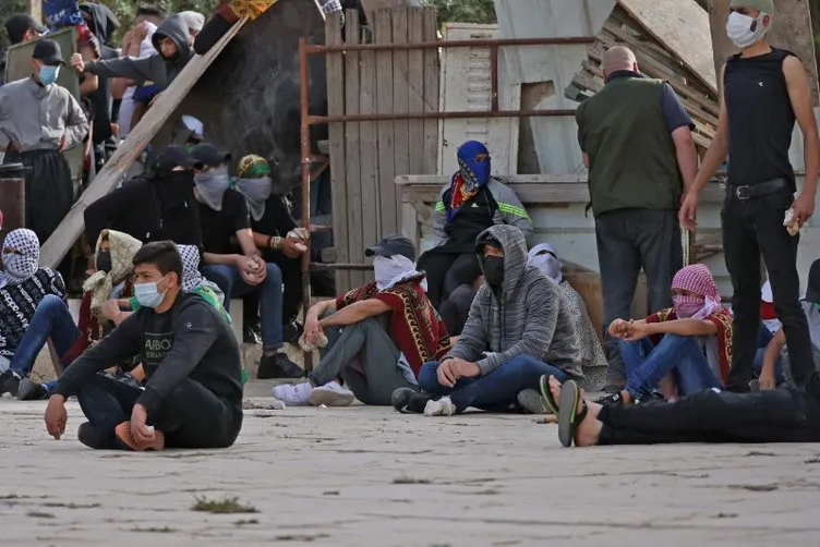 Mescid-i Aksa'da İsrail terörü! Yüzlerce Filistinli yaralı ortalık savaş alanına döndü