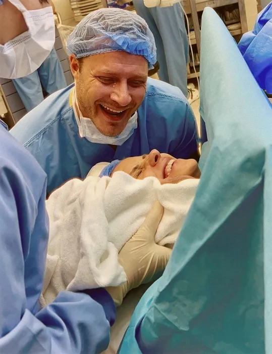 Oğlunu gözyaşlarıyla karşılamış... Oyuncu Burak Çelik’in baba olduğu ilk anları eşi paylaştı: Yumuş yumuş oldum