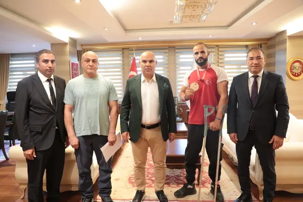 agri-valisi-koc-turkiye-sampiyonu-halit-duraki-tebrik-etti-1726679305990.jpg