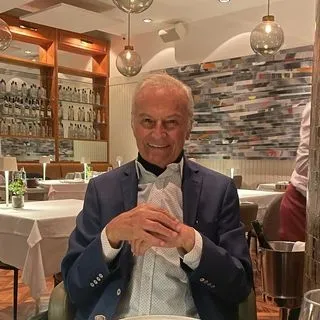 Dile kolay 51 yıl aynı yastığa baş koydular! Yeşilçam’ın efsane oyuncusu Ediz Hun ile eşi Berna Hun’dan duygusal kutlama!