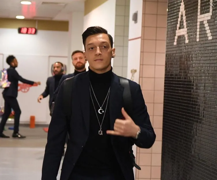 İngiltere Mesut Özil'in kolyesini konuşuyor!