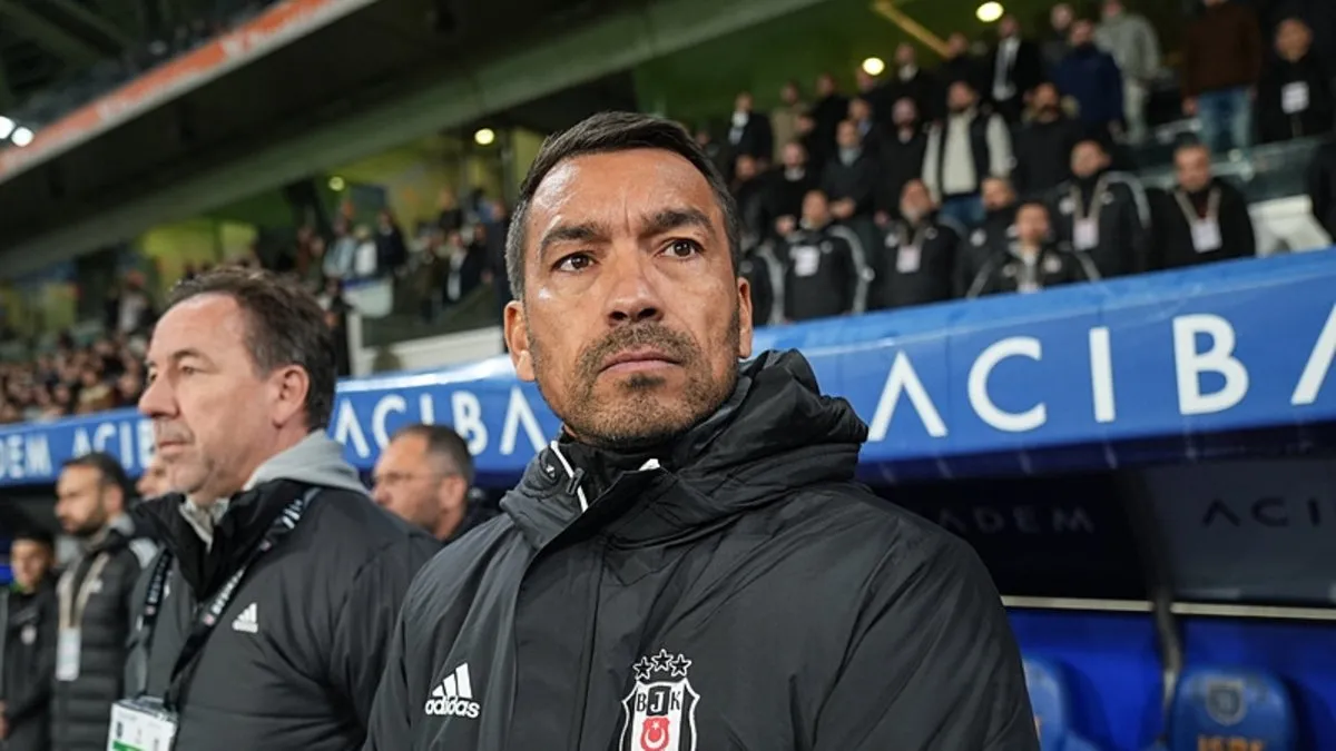 Van Bronckhorst'dan zirve yarışı yorumu: Havlu attık diyemem