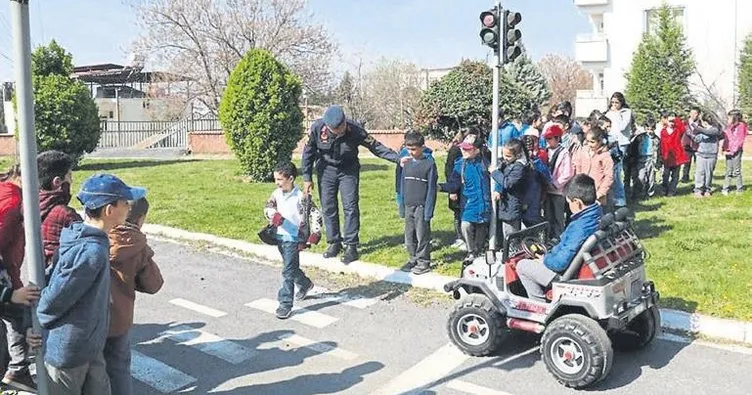 Jandarma öğrencilere trafik eğitimi verdi