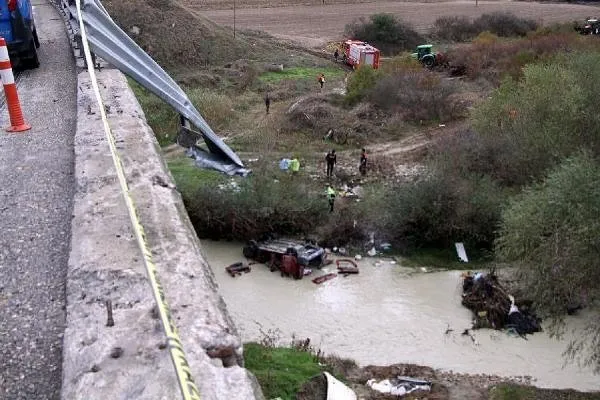 SON DAKİKA: Manisa Kula’da araç Gediz Nehri’ne uçtu: 3 kişi öldü! Sinir krizleri geçirdiler!
