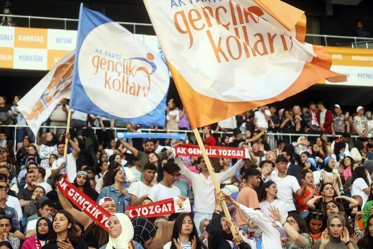 SON DAKİKA: Gençler Başkan Erdoğan'ı bekliyor! Stadyum tıklım tıklım doldu! Coşku her geçen dakika artıyor...