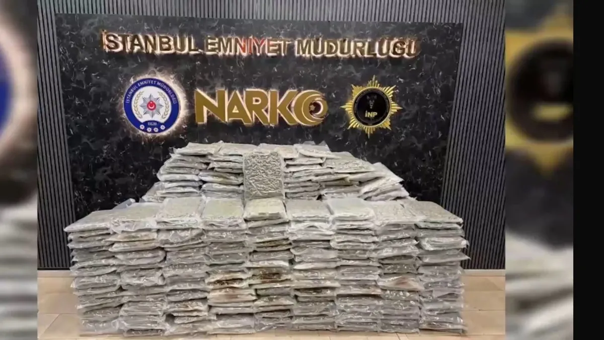 Narkotik polislerinin düzenlediği operasyonda ele geçirilen uyuşturucu maddeler.
