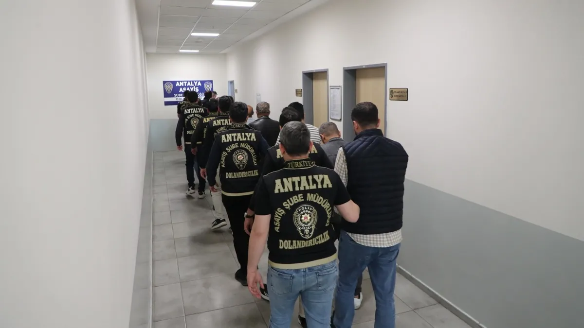 14 Kişilik sahte vekalet şebekesi polisin operasyonu ile çökertildi 14 Kişilik sahte vekalet şebekesi polisin operasyonu ile çökertildi