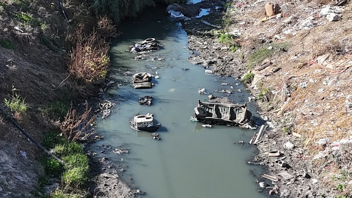 Yüreğir’de kapatılmayan derenin pis kokuları vatandaşı isyan ettirdi Yüreğir’de kapatılmayan derenin pis kokuları vatandaşı isyan ettirdi