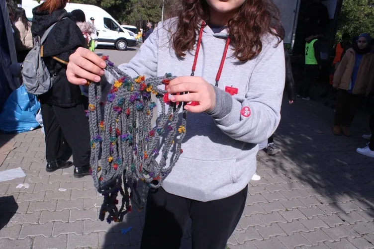 Kahramanmaraş’a gönderilen eşyalar pes dedirtti! Dantelli çamaşır bile var!