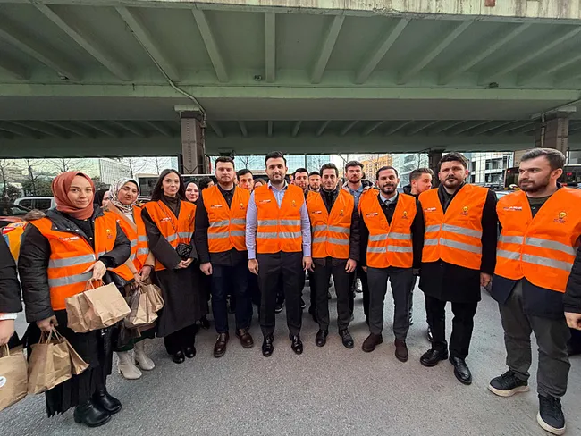 ak-parti-genclik-kollarindan-iftara-5-kala-hareketi-trafikteki-vatandasin-imdadina-yetistiler-1771530678363.jpeg