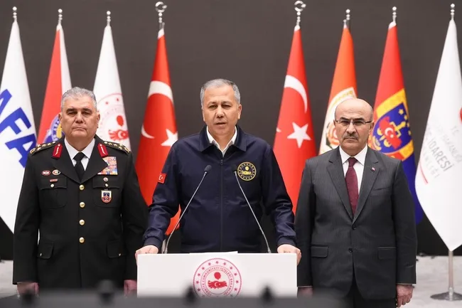 son-dakika-icisleri-bakani-ali-yerlikaya-aci-haberi-duyurdu-3-kahraman-polisimiz-sehit-oldu-1766999307231.jpg SON DAKİKA | İçişleri Bakanı Ali Yerlikaya acı haberi duyurdu: 3 kahraman polisimiz şehit oldu
