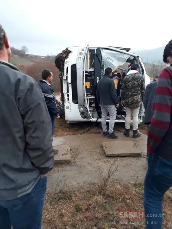 Bursa'da cenaze'den dönenleri taşıyan midibüs devrildi