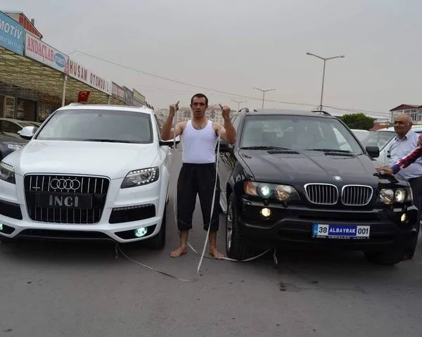 Serçe parmağıyla 8 otomobili çekti