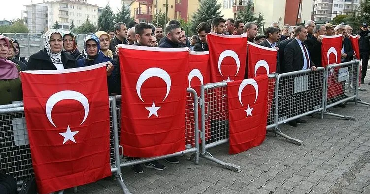 Malatya’daki FETÖ sanıkları Türk bayraklarıyla protesto edildi