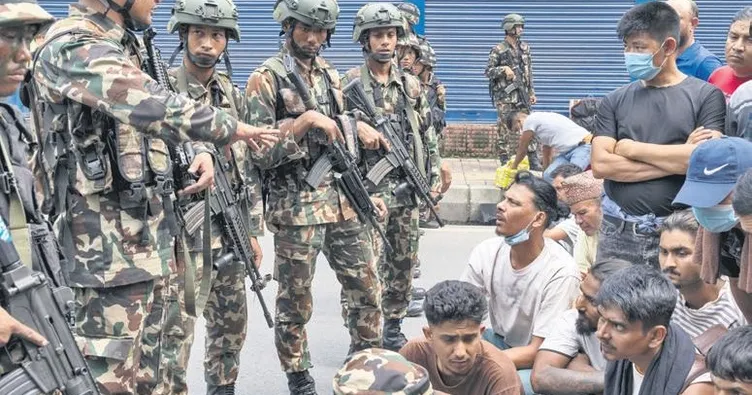 Nepal’de ordu sokakta