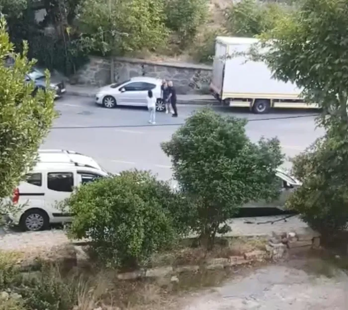 kagithanede-para-vermeyen-ablasini-soda-sisesiyle-yaraladi-1785743323337.jpg