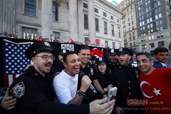 New York’ta bu yaz, her yer kırmızı-beyaz! Mustafa Sandal Türk asıllı polislerle şarkı söyledi