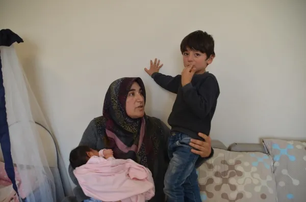 adiyamanli-depremzede-hamile-kadin-asiye-ismini-verdigi-bebegini-musta-kucagina-aldi-1676624031082.jpg