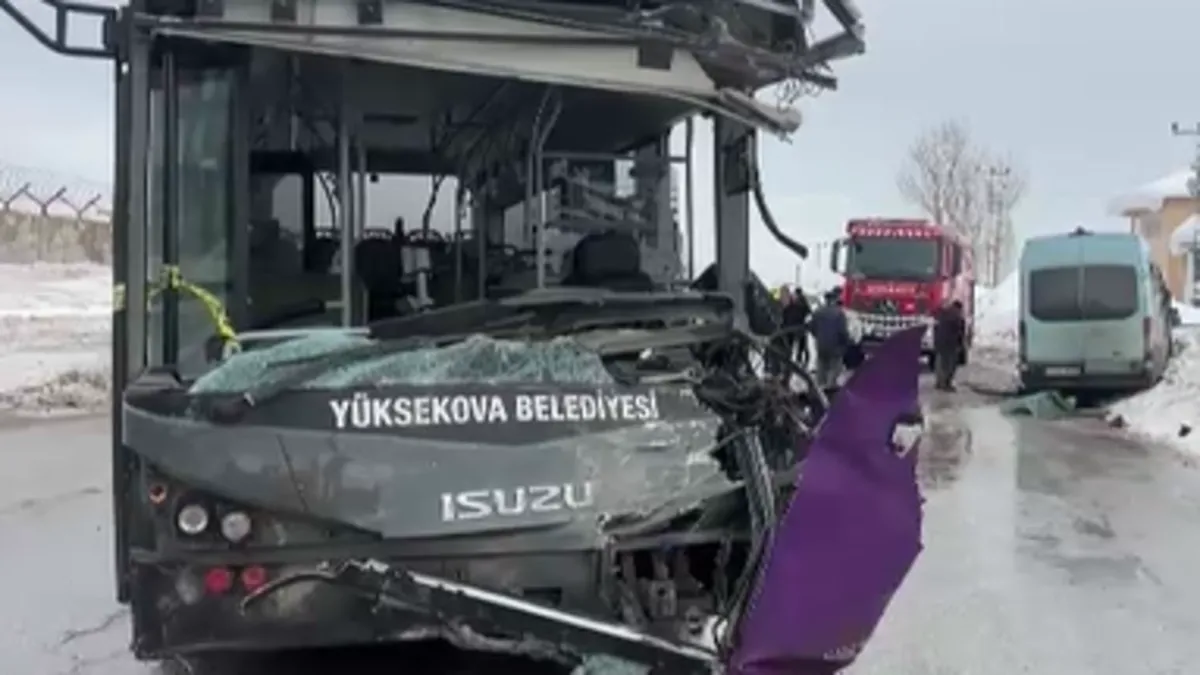 SON DAKİKA | Hakkari'de otobüs ile minibüs çarpıştı! 18 yaralı SON DAKİKA | Hakkari'de otobüs ile minibüs çarpıştı! 18 yaralı