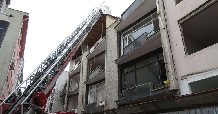 Kadıköy’de kentsel dönüşüm için boşaltılan binanın çatısında yangın!