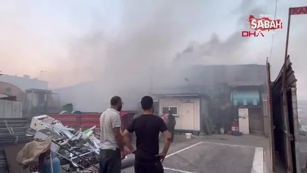 Sultangazi'de geri dönüşüm tesisinde yangın! Gökyüzünü siyah dumanlar kapladı | Video
