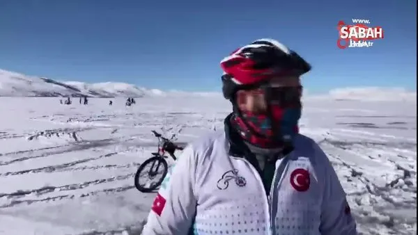 Buz tutan Çıldır Gölü üzerinde pedal çevirdiler | Video