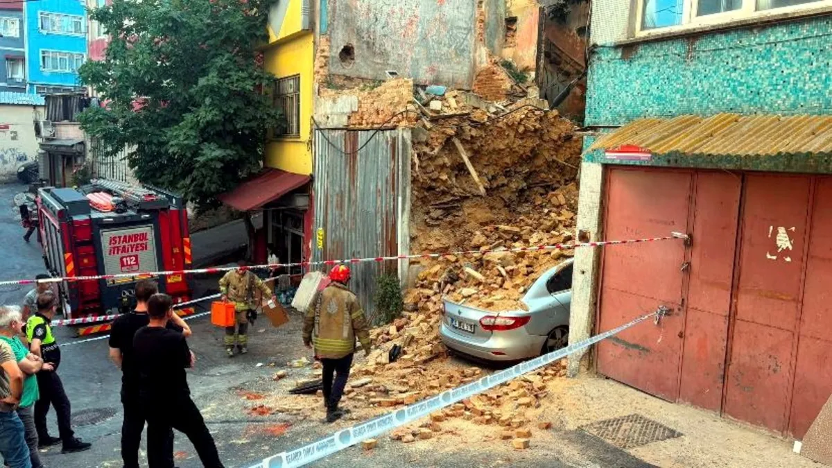 Beyoğlu'nda çöken metruk binanın enkazı ve hasar gören otomobil