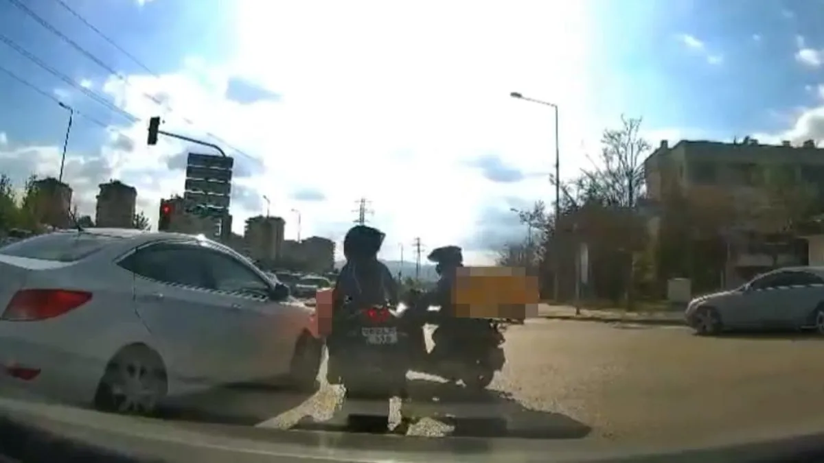 Kadın kurye darp edilen arkadaşını kafa atarak kurtardı! İlginç anlar araç kamerasında! Kadın kurye darp edilen arkadaşını kafa atarak kurtardı! İlginç anlar araç kamerasında!