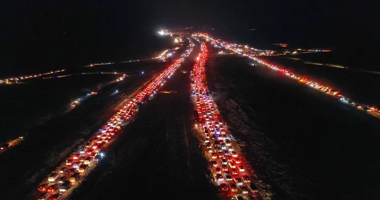 Rejimin düşmesi sonrası Şam’a akın! Suriye’nin birçok kentinde trafik yoğunluğu