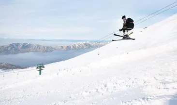 Göl manzaralı kayak keyfi