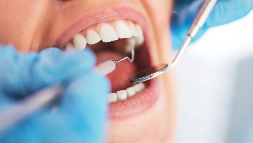 Ağızdaki metalik tadın 7 yaygın nedeni