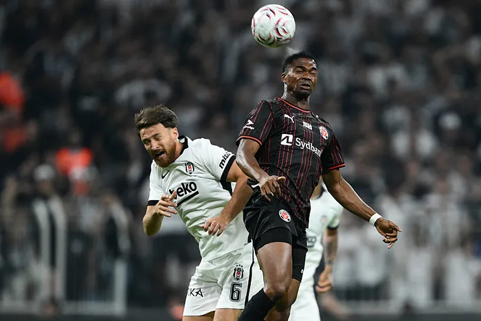 canli-besiktas-midtjylland-macta-ilk-yari-oynaniyor-1784830962490.jpeg