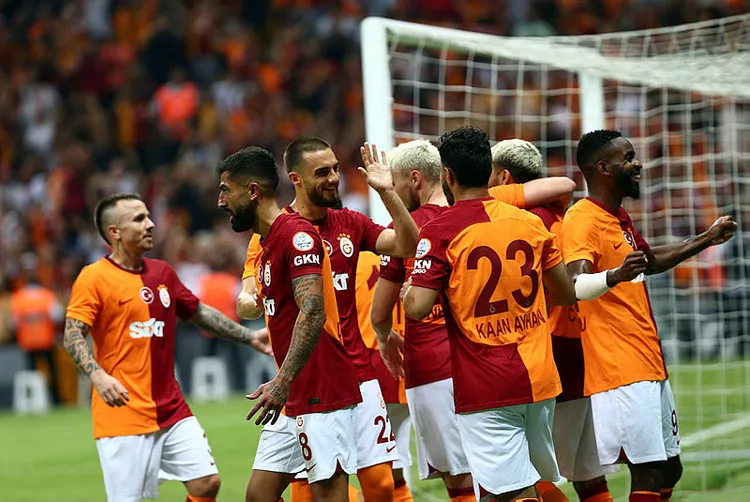 son-dakika-haberi-super-ligin-ilk-derbisinde-galatasaray-trabzonsporu-maglup-etti-1692482470108.jpg