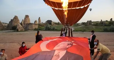 Son dakika! Türk bayrağı ve Atatürk posteriyle Kapadokya’da yerli balon uçtu