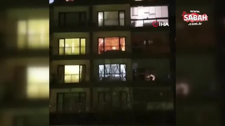 Yeni yıla evlerinde girenler balkonda şarkı söyleyen gence, mahalleli böyle eşlik etti | Video