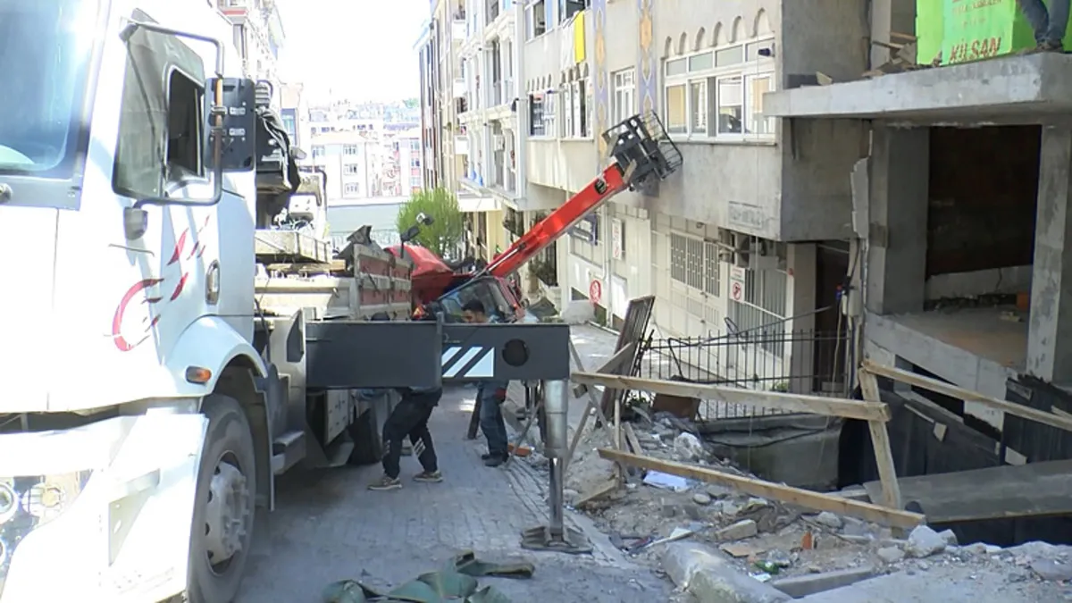 Güngören’de korku dolu anlar! Devrilen iş makinesi 4 araç ve binada hasara neden oldu