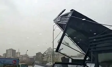 SON DAKİKA: İstanbul’da lodos ve fırtına faciasında inanılmaz görüntüler! Saat kulesi devrildi, çatı uçtu…