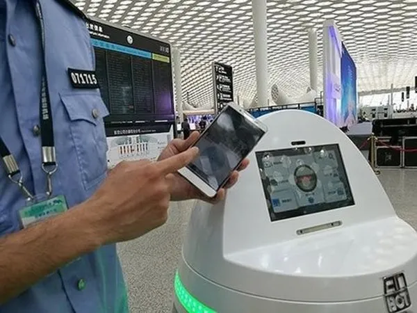 Çin'de 'RoboCop'lar göreve başladı