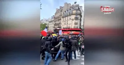 Fransız polisi, sokak ortasında protestocunun pantolonunu ve iç çamaşırını sıyırarak metal cop ile taciz etti!