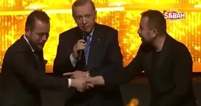 Törene damga vuran an! Başkan Erdoğan, Akkor kardeşleri sahnede barıştırdı | Video