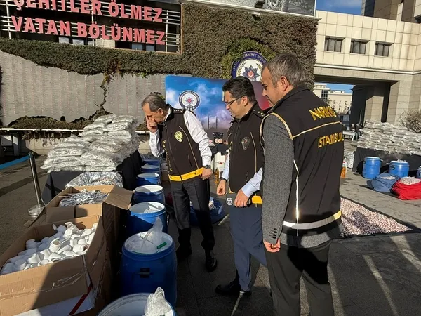 istanbulda-dev-narkotik-operasyonu-1-tondan-fazla-zehir-6-milyondan-fazla-hap-buldular-1765788280218.jpg