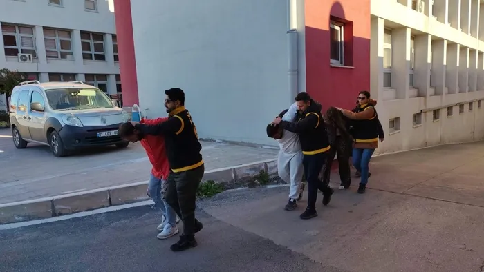 vurup-hastaneye-goturdukleri-genc-oldu-kacan-katil-ile-arkadaslari-yakalanip-tutuklandi-1767079744268.jpg