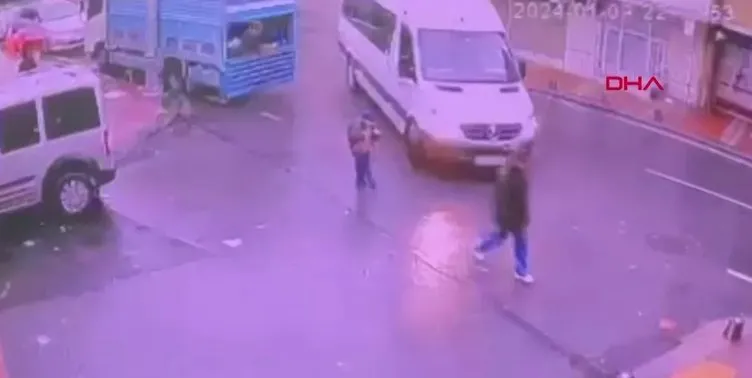 Okul servisi 5 yaşındaki Enes’i ezdi! İstanbul’daki korkunç kaza kamerada!