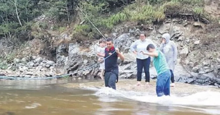 Baraj kapağı açılınca dereyi geçemediler
