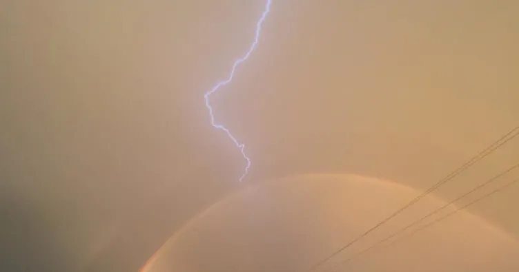 ABD’de gökkuşağına yıldırım çarptı