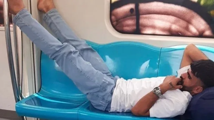 Marmaray’da terliklerini çıkarıp uzanan kişi tepki çekti! Bir de tehdit etti: Çabuk sil, yoksa...
