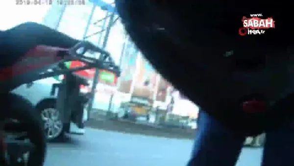 Minibüsün motosiklete çarpma anı kamerada... Motosiklete çarpan sürücünün savunması pes dedirtti!