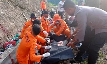 Son dakika | Endonezya’da madencileri taşıyan kamyon devrildi: 17 yaralı; ceset torbaları etrafa saçıldı