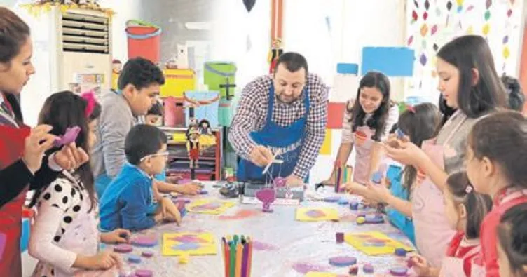 Çocuklar kendi oyuncaklarını yapıyor