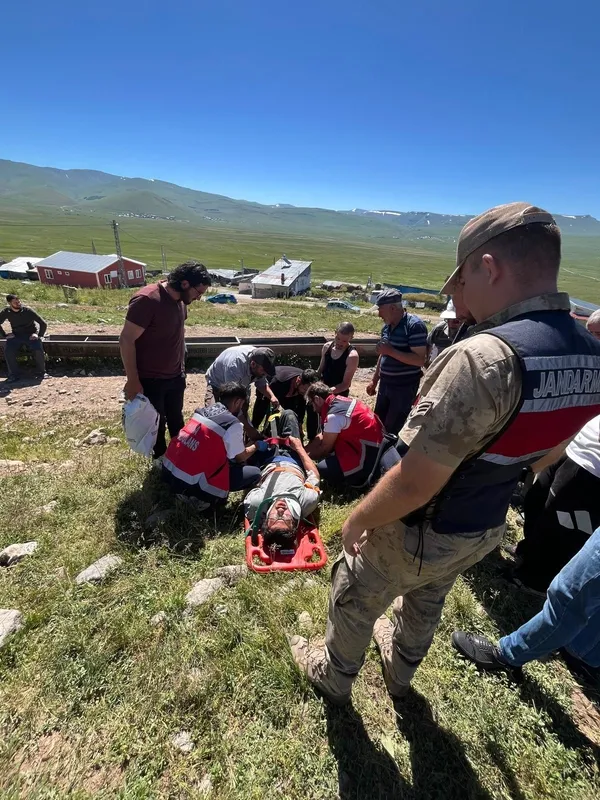 boga-saldirisinda-yaralanan-genc-ambulans-helikopterle-hastaneye-kaldirildi-1782993608578.jpg